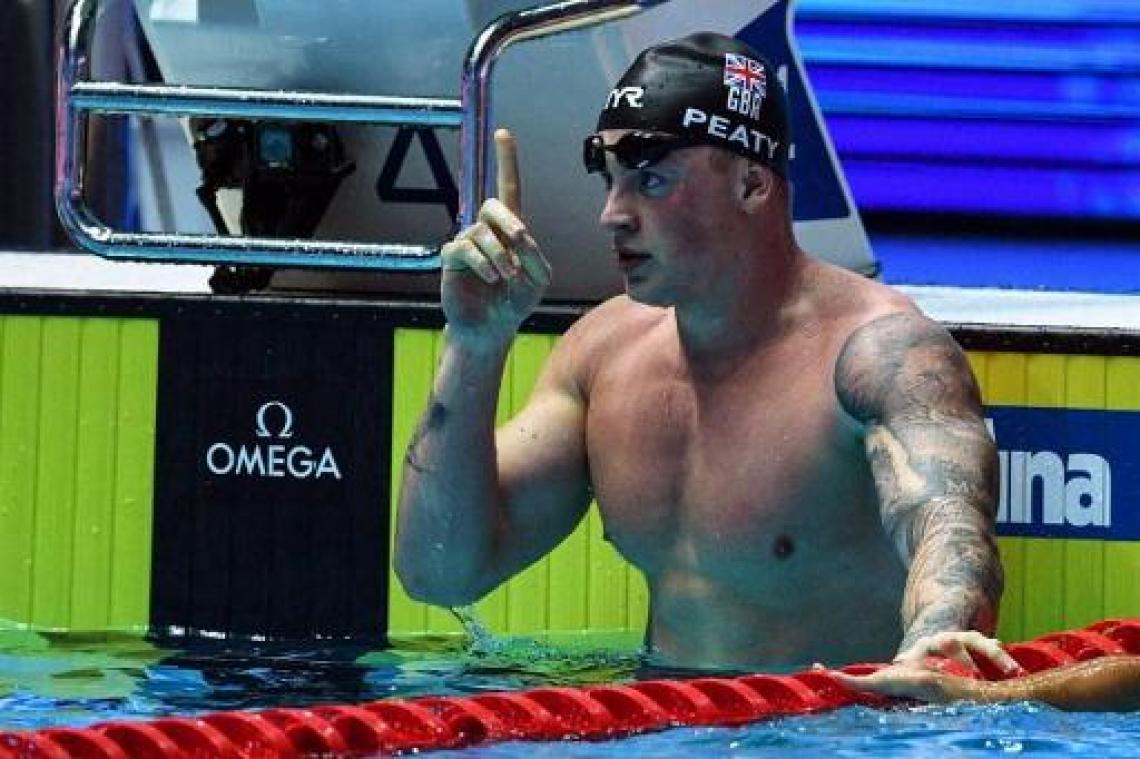 Adam Peaty verbetert zijn wereldrecord op 100 meter schoolslag op WK zwemmen