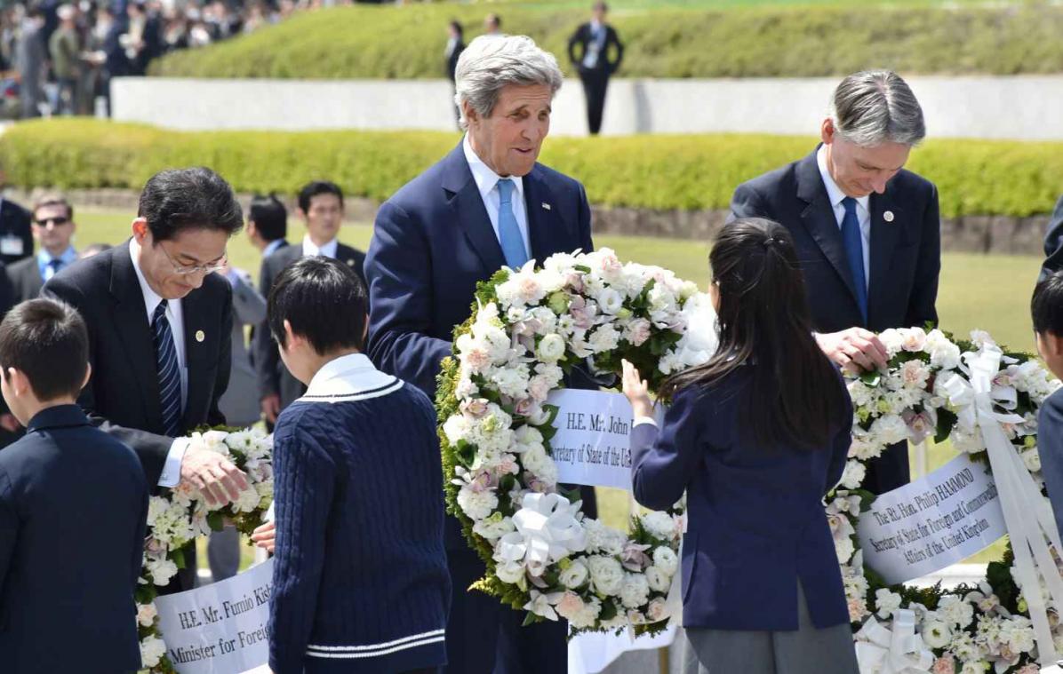 John Kerry brengt historisch bezoek aan Hiroshima