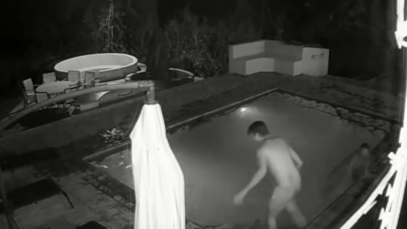 VIDEO. Koppel aan zwembad wordt aangevallen door mysterieus dier