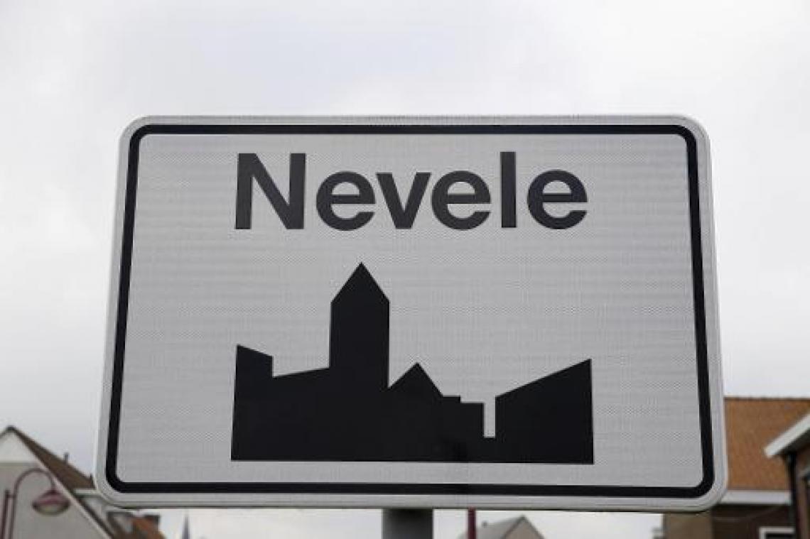 Twee dodelijke slachtoffers nadat vrachtwagen auto op pechstrook raakt