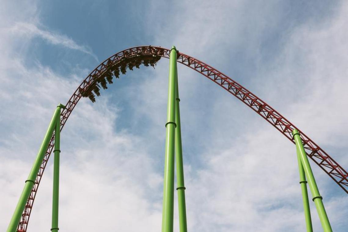 VIDEO. Pretparkbezoekers hangen 20 minuten vast in rollercoaster
