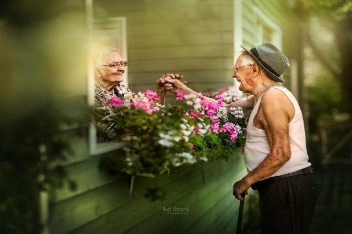 IN BEELD. Lief! Fotograaf laat oudere koppels lijken alsof ze net verloofd zijn