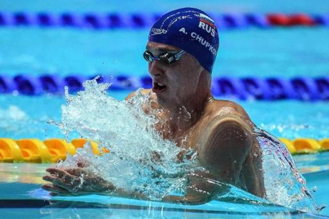 Rus Chupkov zwemt in wereldrecord naar nieuwe titel op 200m schoolslag