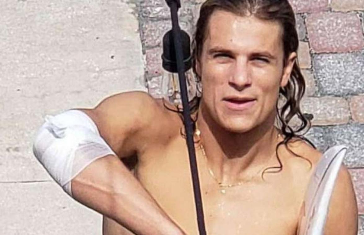 Surfer wordt gebeten door haai en gaat meteen erna op café