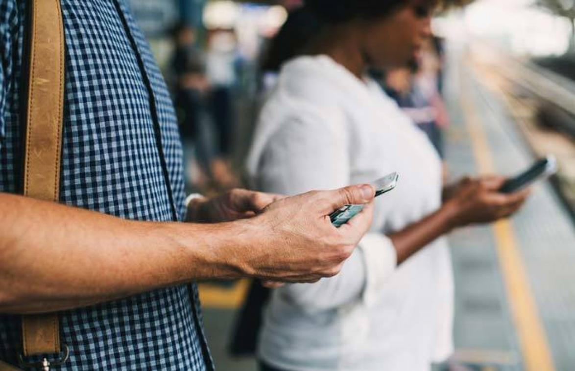 Om DEZE reden steek je je smartphone beter niet in je broekzak