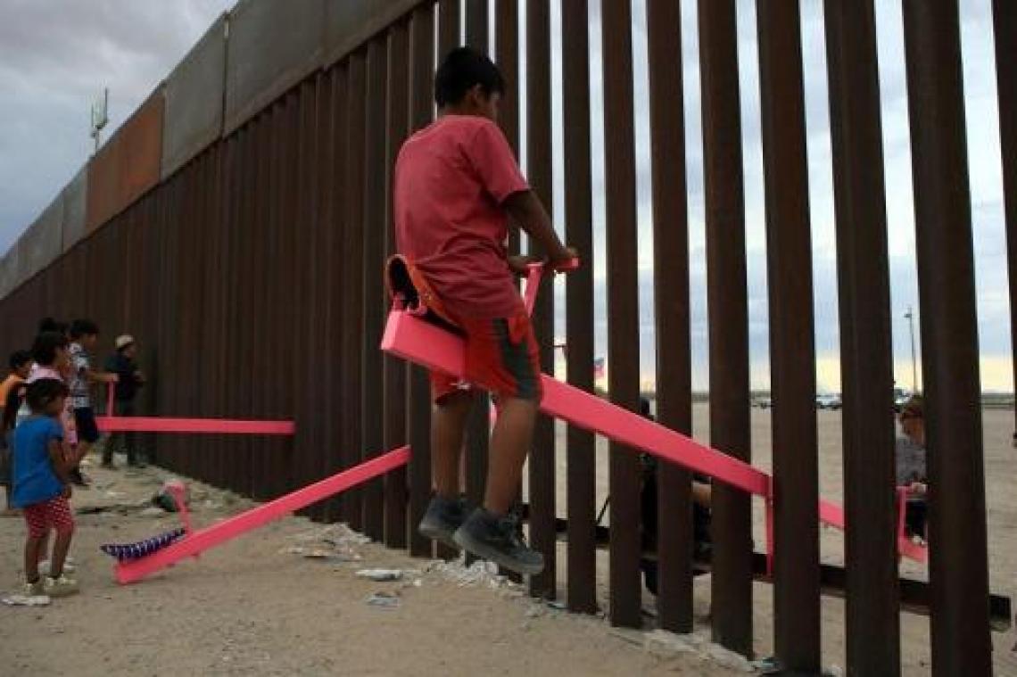 Roze wipplanken symboliseren interactie aan de Amerikaans-Mexicaanse grens