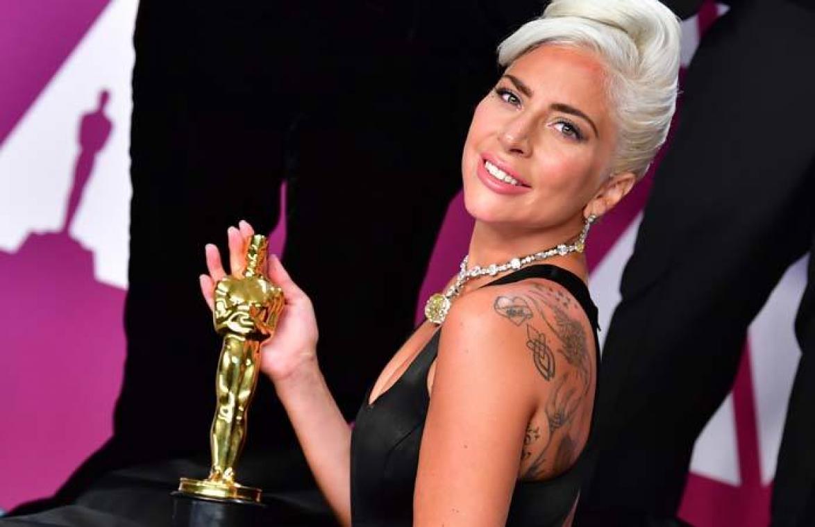 Lady Gaga al kussend gespot met man. En het is niet Bradley Cooper.