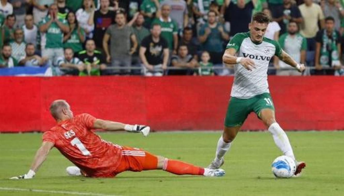 Matz Sels moet bij de rust geblesseerd naar de kant