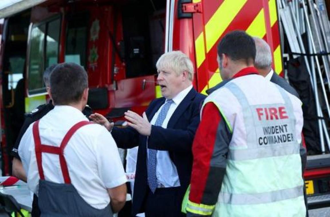 Boris Johnson bezoekt door dambreuk bedreigde gemeente