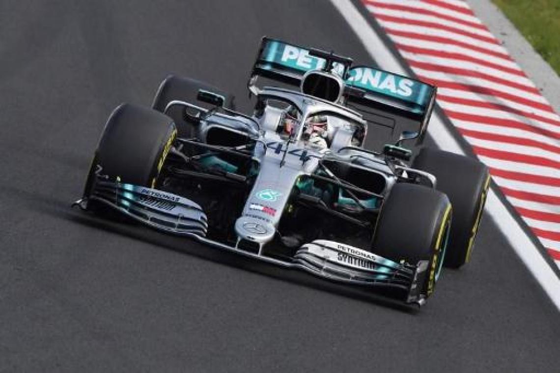 Lewis Hamilton verslaat Max Verstappen