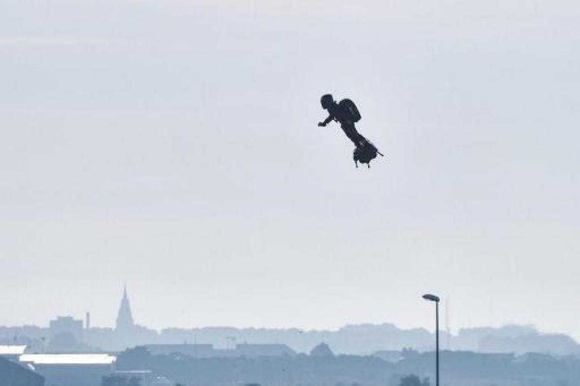 Tweede poging van Franky Zapata om Kanaal over te steken met flyboard gelukt