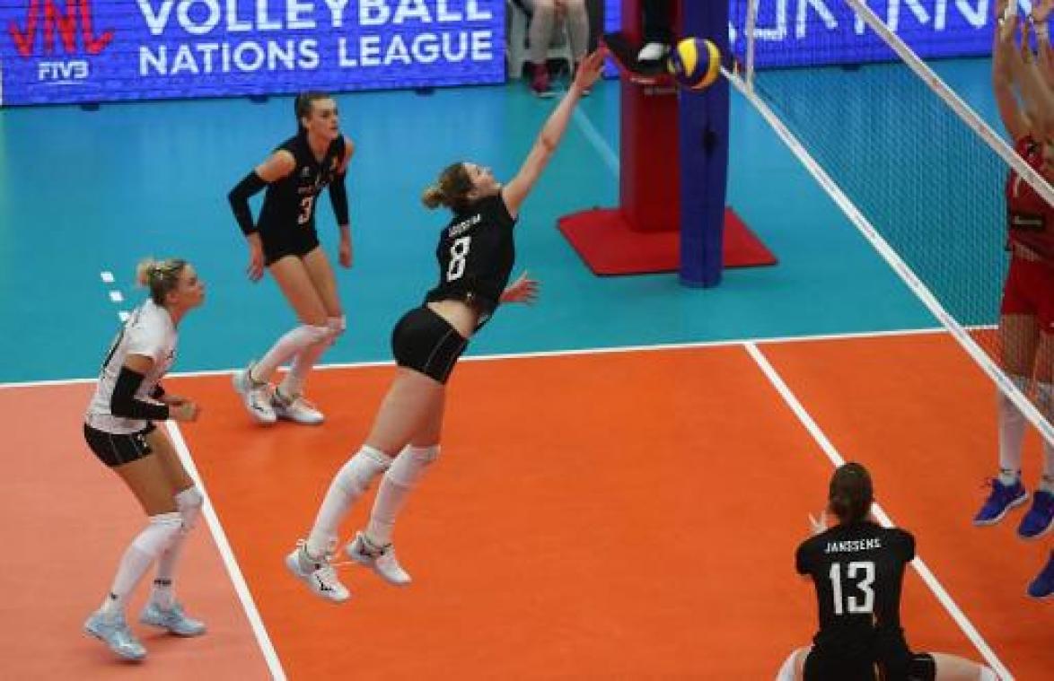 Olympisch kwalificatietoernooi volley - Yellow Tigers redden met vlotte 3-0 zege eer tegen Kenia