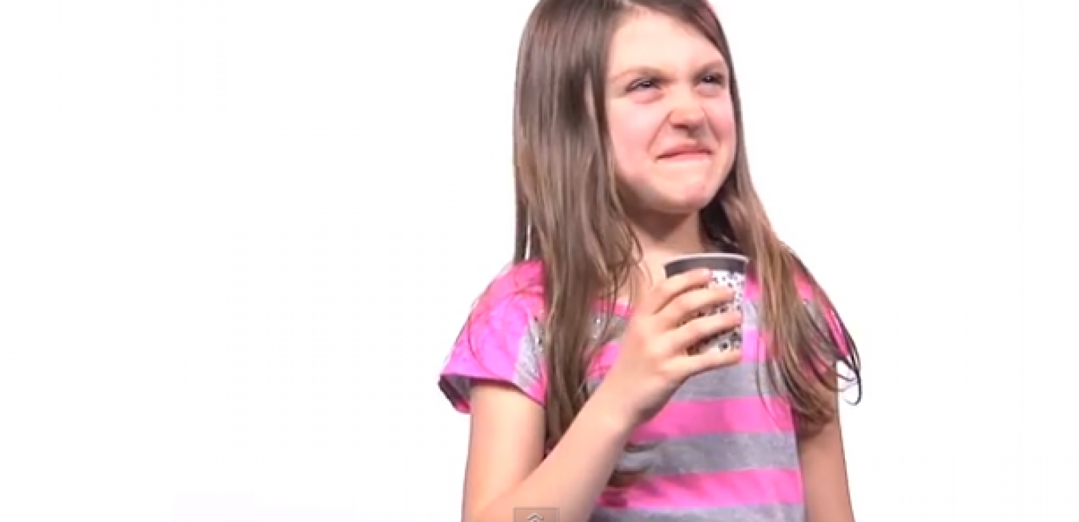 Kinderen proeven koffie voor de eerste keer...