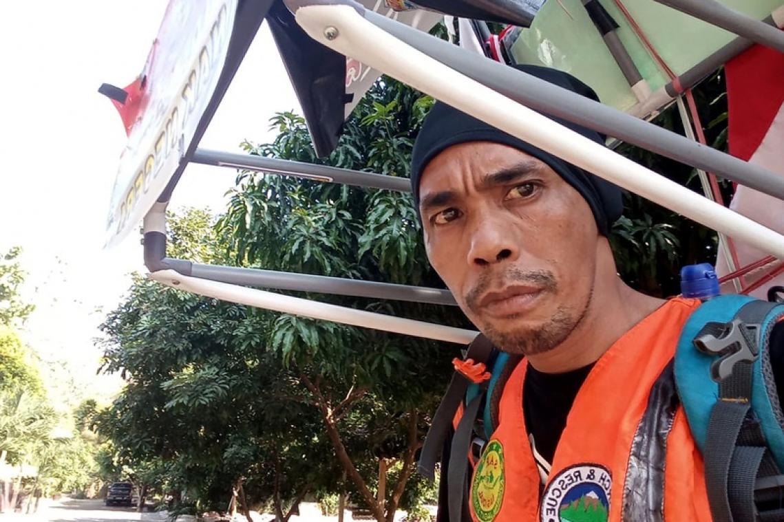BIZAR. Deze Indonesiër stapt 700 km achterwaarts om regenwoud te redden