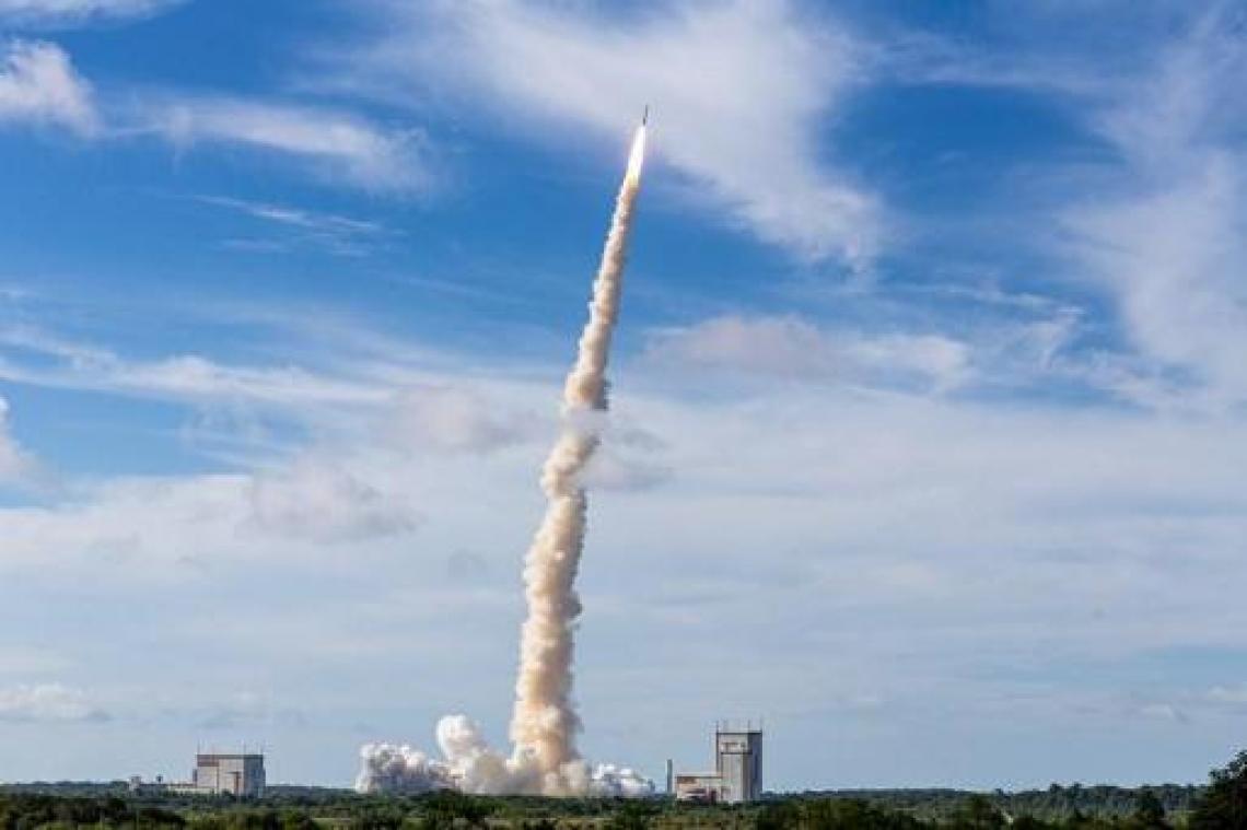 Europese Ariane-5 schiet twee telecomsatellieten ruimte in