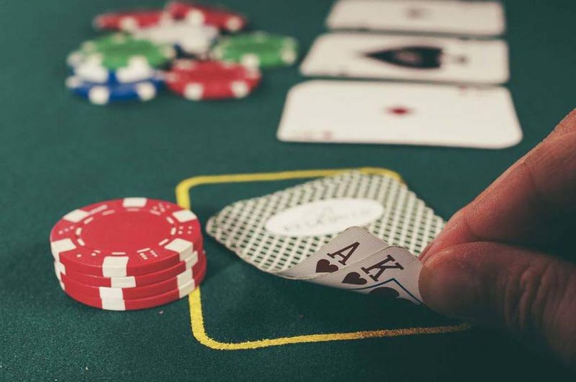 Man verliest pokerspel en laat zijn vrouw verkracht worden