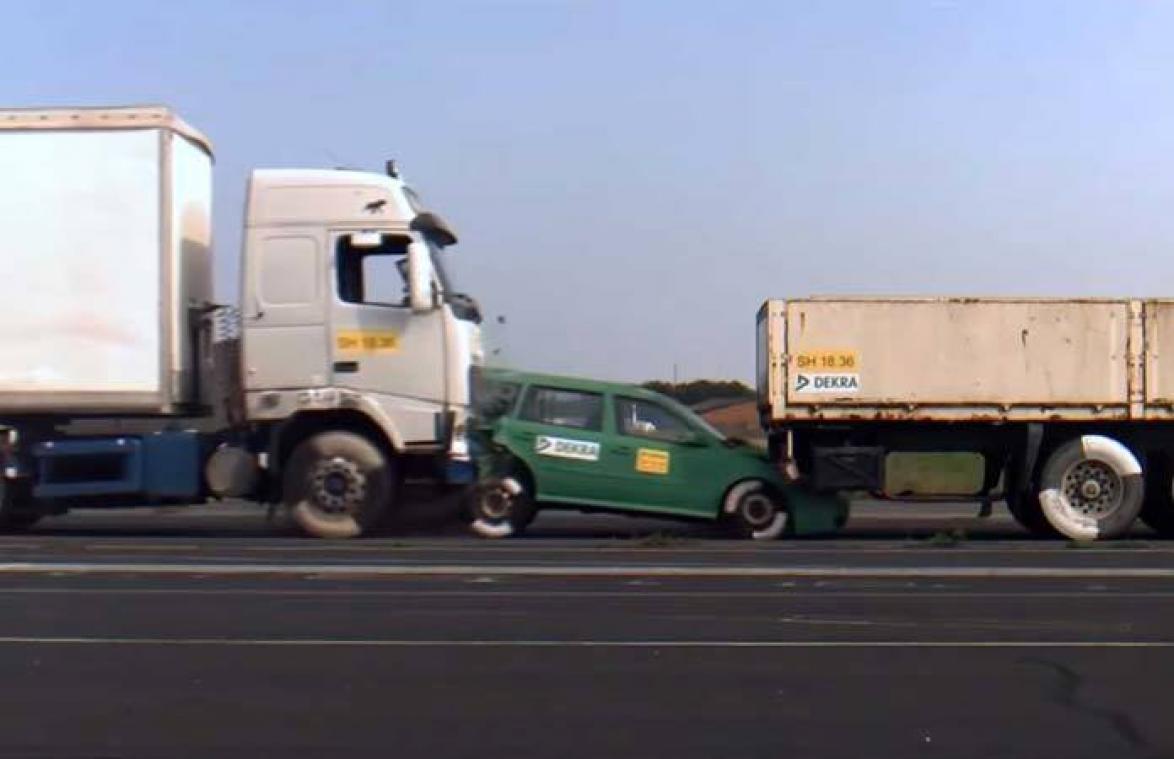 VIDEO. Dit is het gevolg als een vrachtwagen op een personenwagen inrijdt