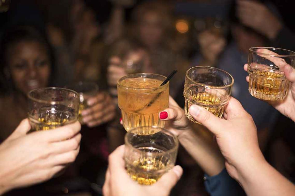 Meisjes drinken zich vaker het ziekenhuis in