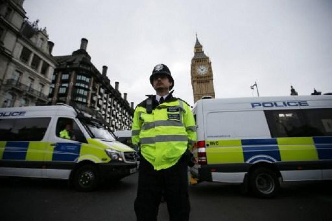 Man valt politieagent aan met machete in Londen