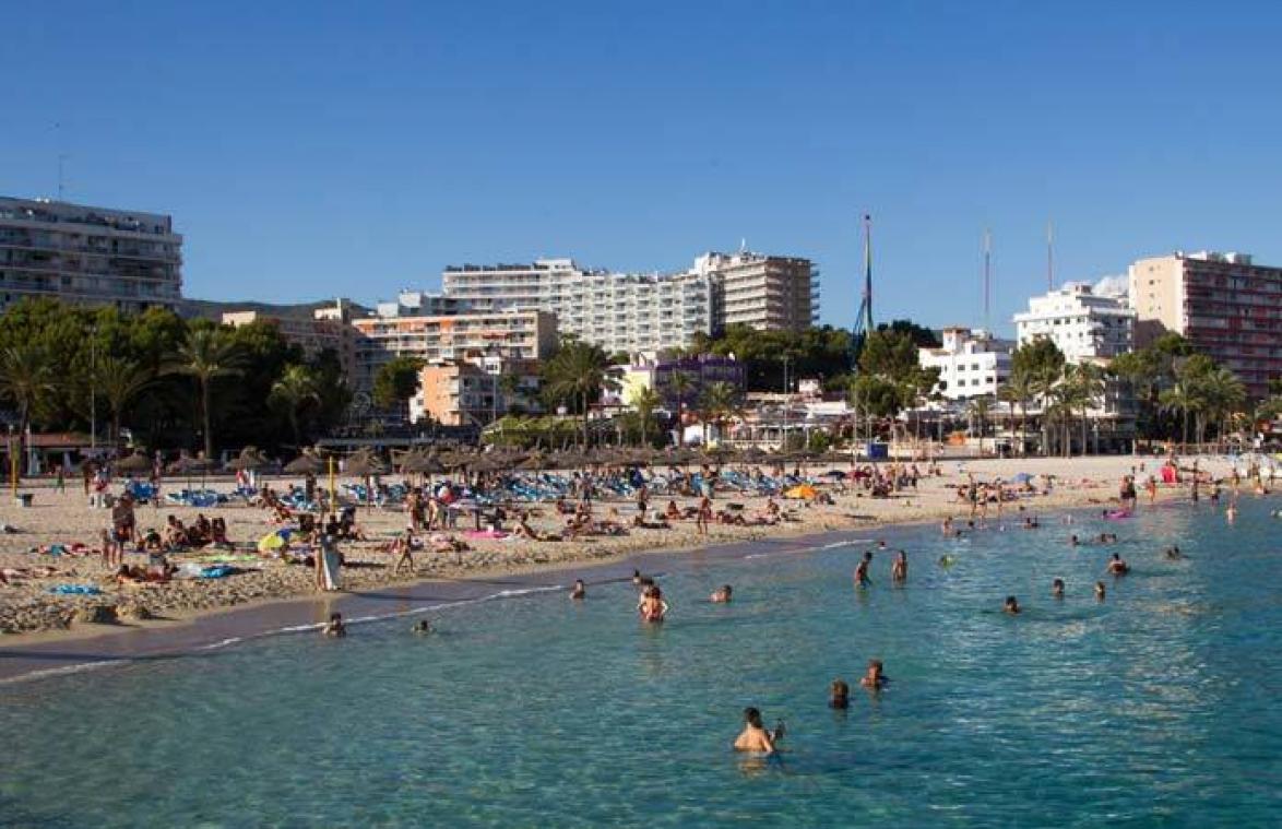 Vrouw verkracht op strand van Magaluf: "Als je niet meewerkt, verdrink ik je in zee"