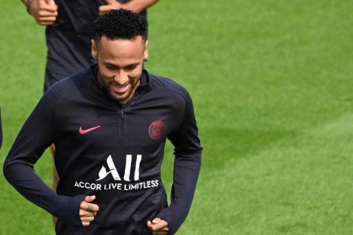 Neymar zit niet bij wedstrijdkern, PSG onderhandelt over transfer