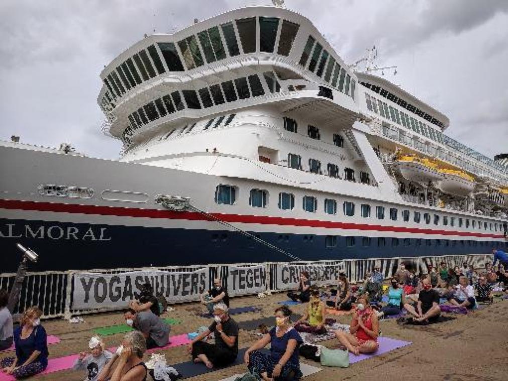 Veertigtal "yogasnuivers" voeren actie tegen cruiseschepen in Antwerpen