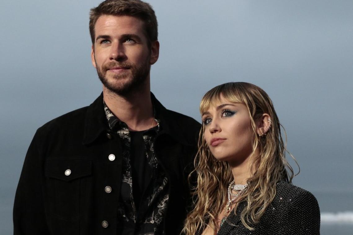 Miley Cyrus kussend gespot met vrouw na breuk met Liam Hemsworth