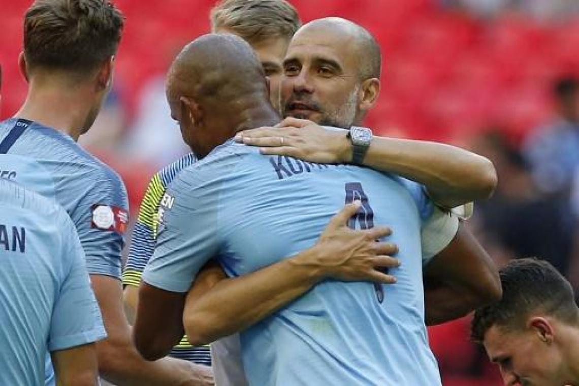 Guardiola en Martinez zitten op de bank bij galamatch Kompany