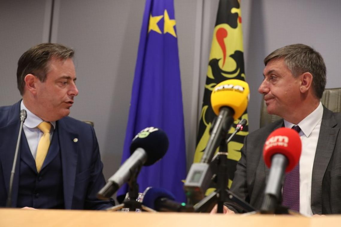 Bart De Wever kiest voor Open Vld en CD&V, Jambon neemt onderhandeling over
