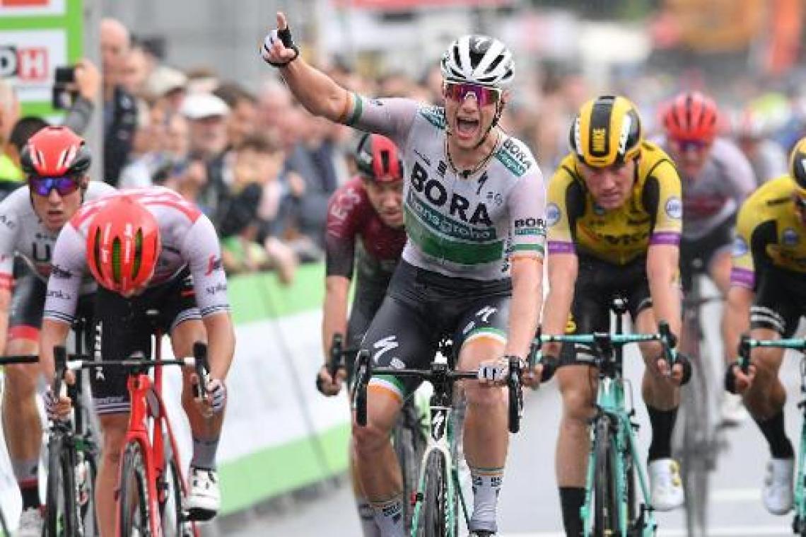 Sam Bennett klopt Edward Theuns in sprint