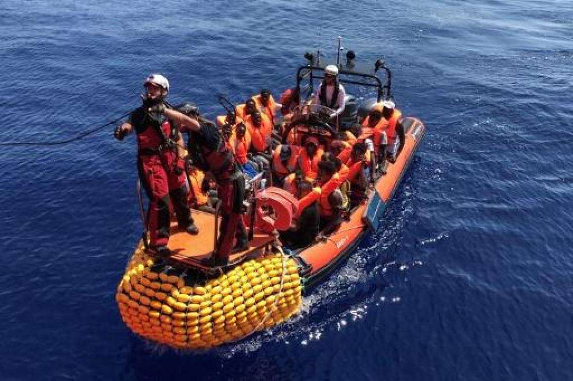 Reddingsschip Ocean Viking haalt nog eens 105 migranten uit het water
