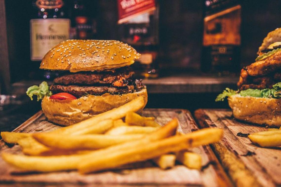 Pub betaalt je grafsteen als je sterft door hun enorme hamburger