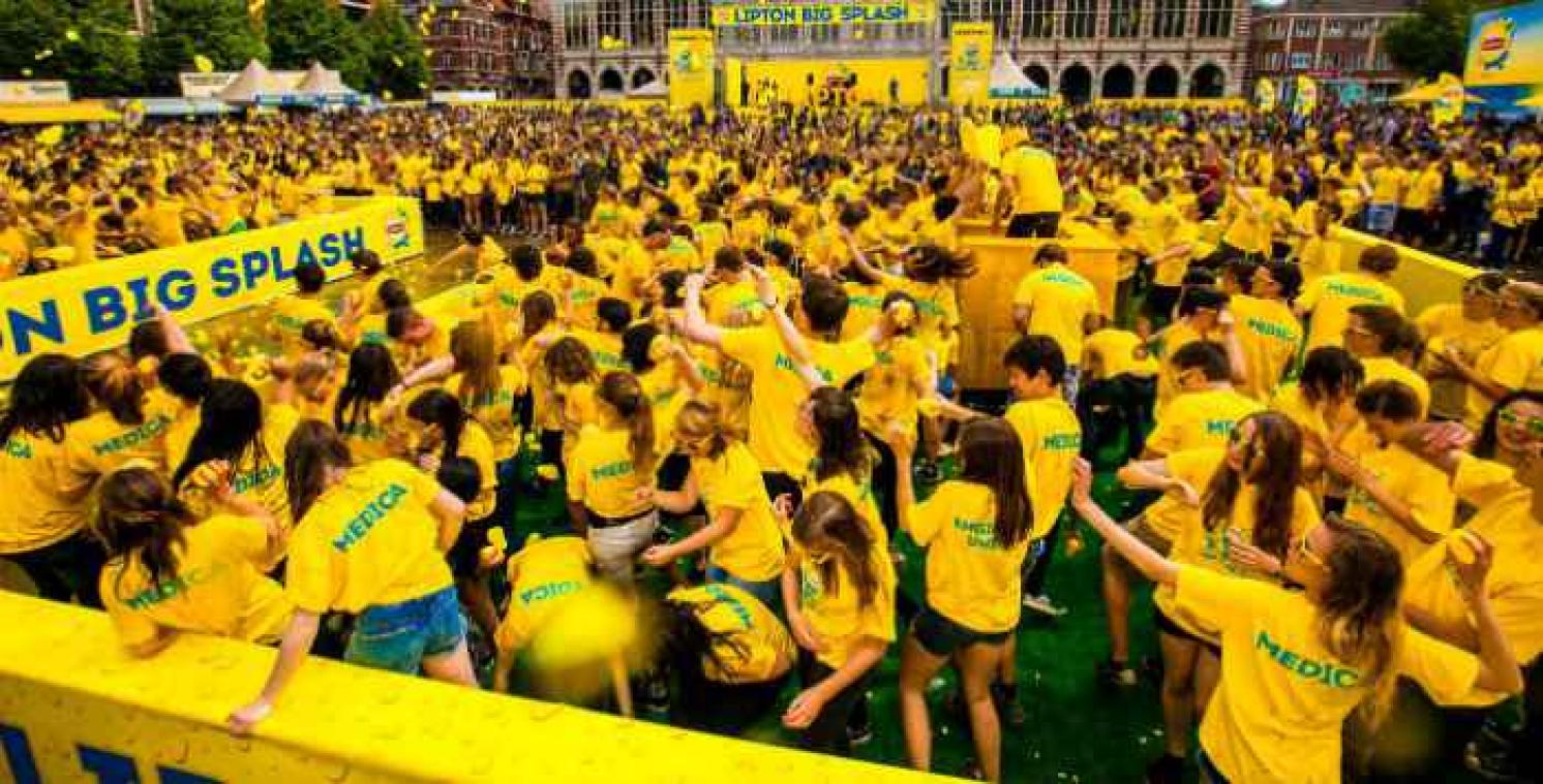 Grootste waterballonnengevecht van België is gestart op Ladeuzeplein in Leuven