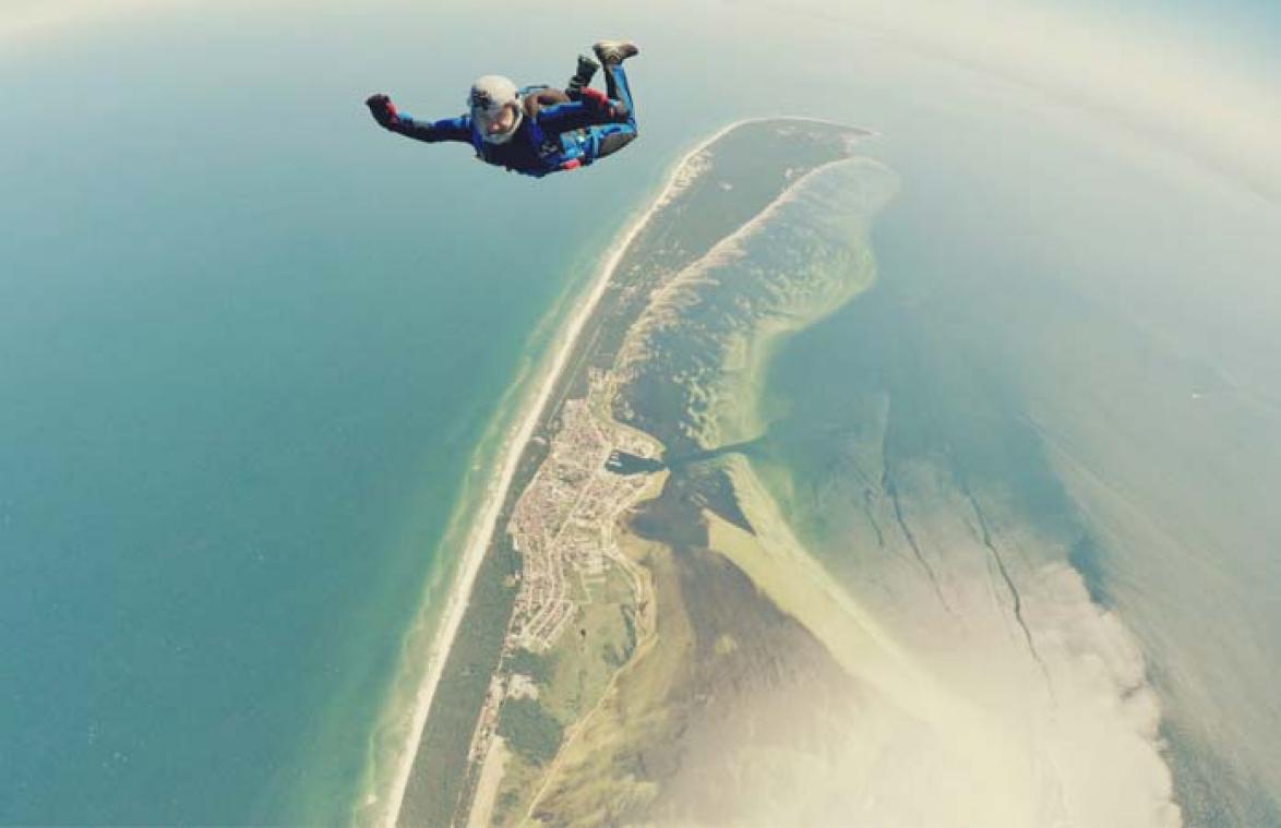 Vrouw overleeft val van 1.500 meter nadat parachute weigert te openen