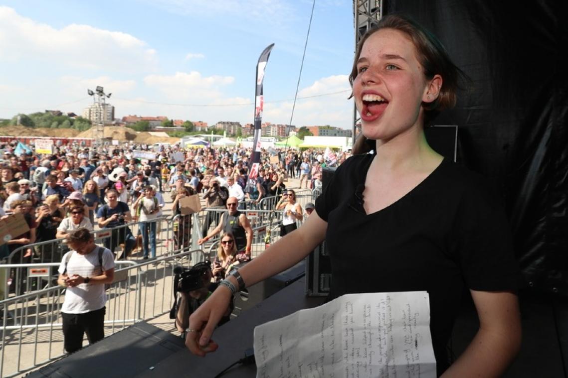 Anuna De Wever achtervolgd en bestookt met flessen urine op Pukkelpop