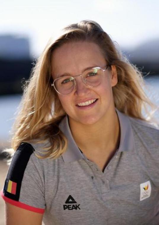 Emma Plasschaert neemt de leiding na zes regatta's