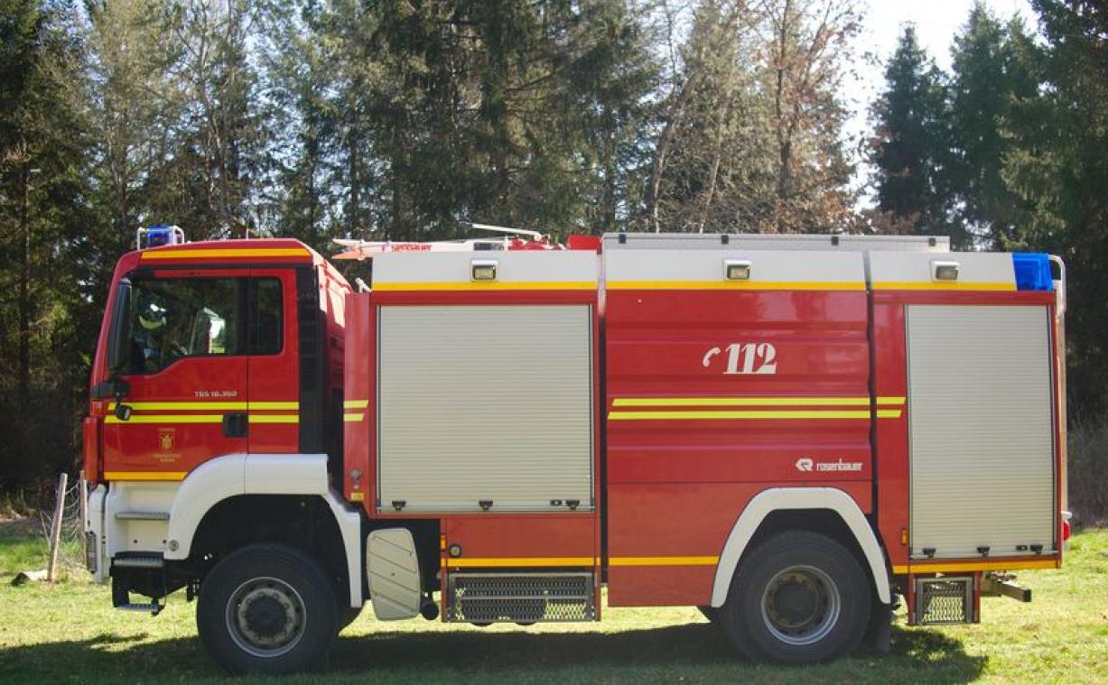 Brandweerwagen vat zelf vuur
