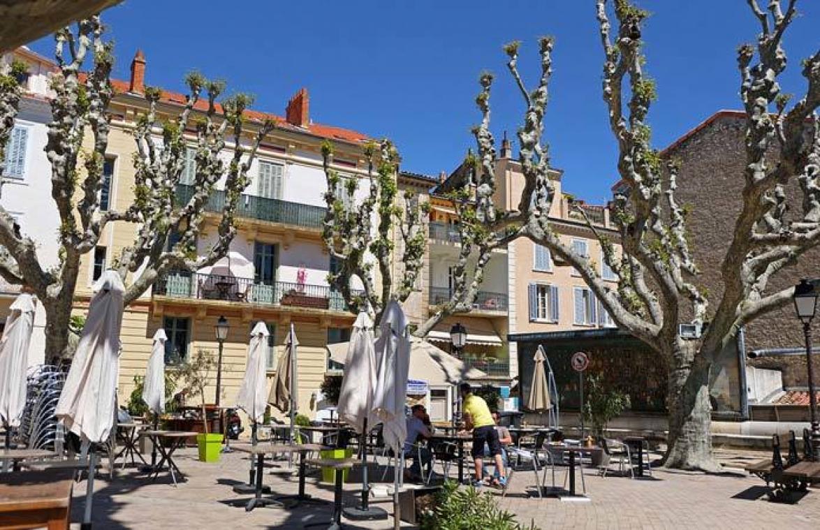 Vrijend koppel valt van balkon tijdens vakantie
