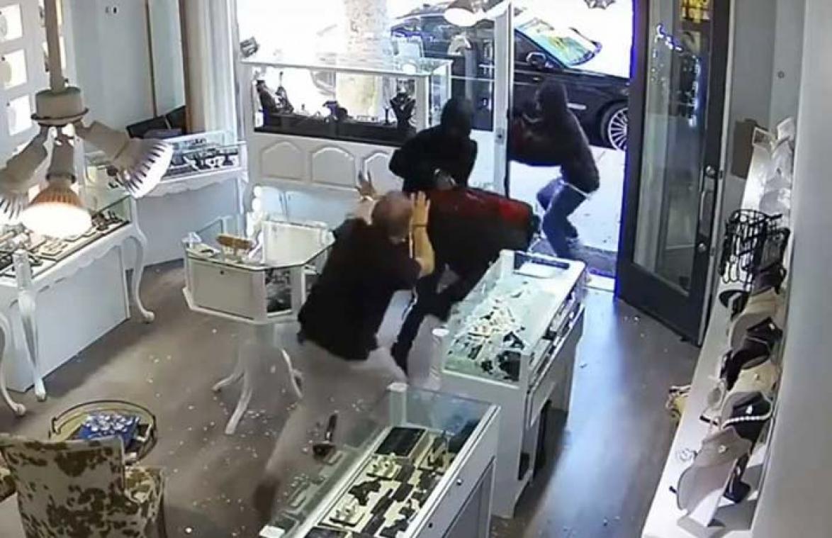 VIDEO. Overvallers stormen juwelier binnen, maar dat was buiten de eigenaar gerekend