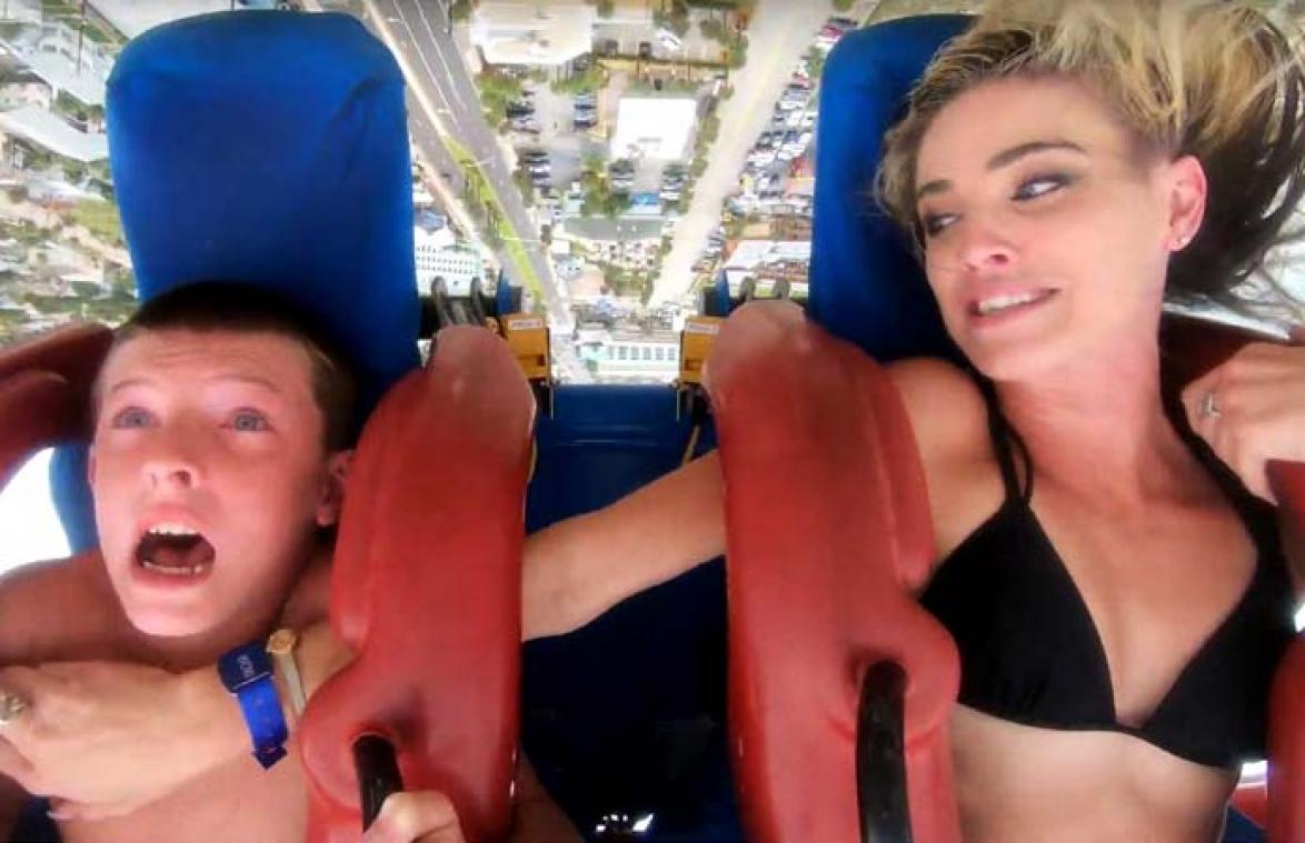 VIDEO. Moeder stelt panikerende zoon gerust in Sling Shot-attractie