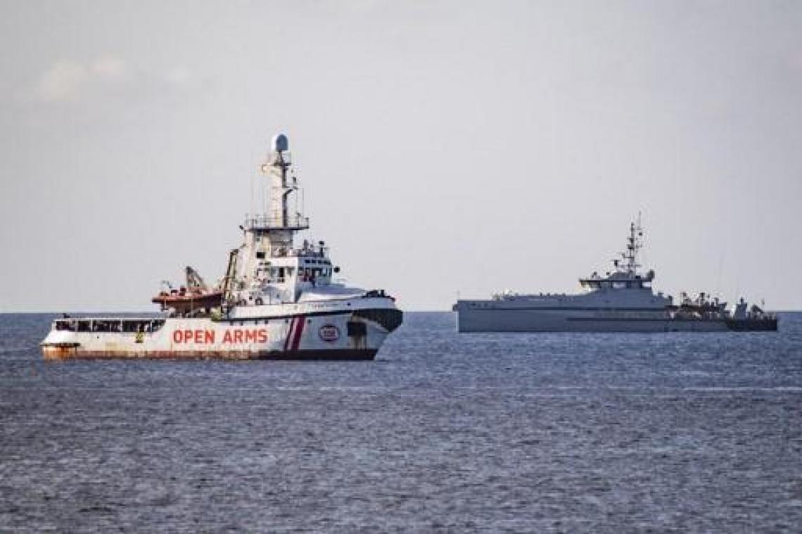 Meer migranten springen van reddingsschip voor kust Lampedusa