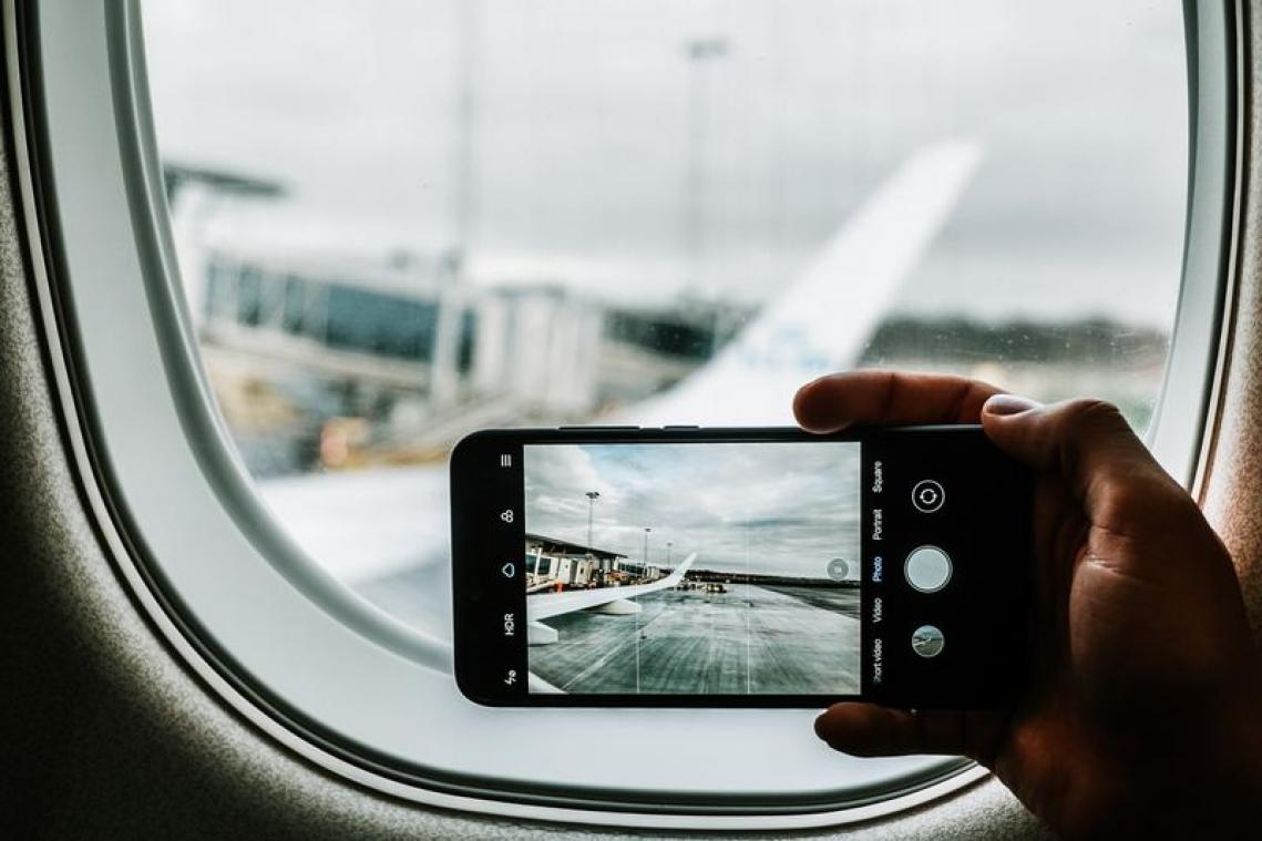 Waarom moet je je smartphone in de lucht op vliegtuigstand zetten?