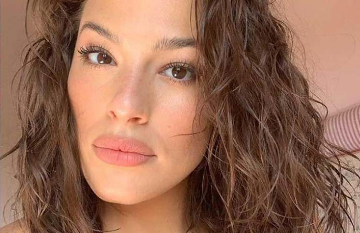 Bekend plussize model deelt gewaagde zwangerschapsfoto