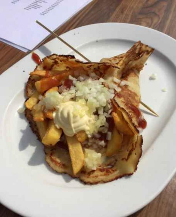 Een pannenkoek met frietjes en saus, wie durft?