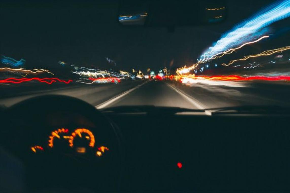 BIZAR. 8-jarige jongen rijdt 140 km/u op snelweg in wagen van moeder