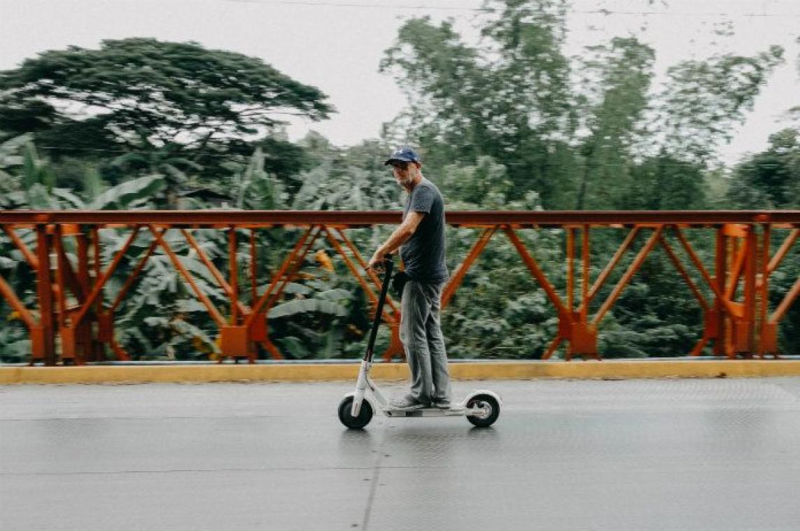 Man uit Dubai met e-scooter op Duitse snelweg