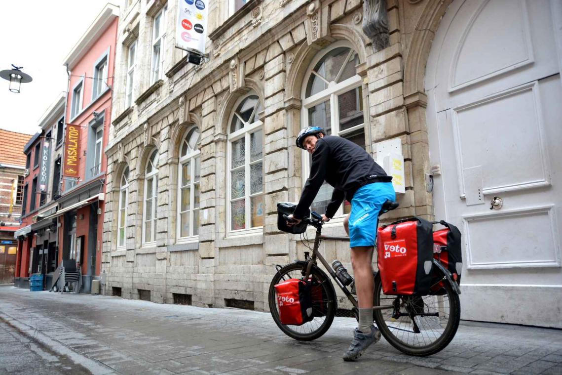 25-jarige Leuvenaar fietst naar Balkan om verhalen van vluchtelingen te brengen