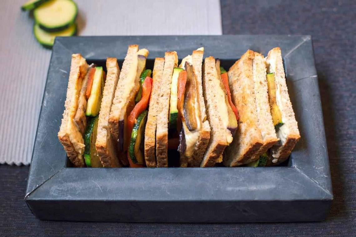 Boterham met hummus en gegrilde groenten