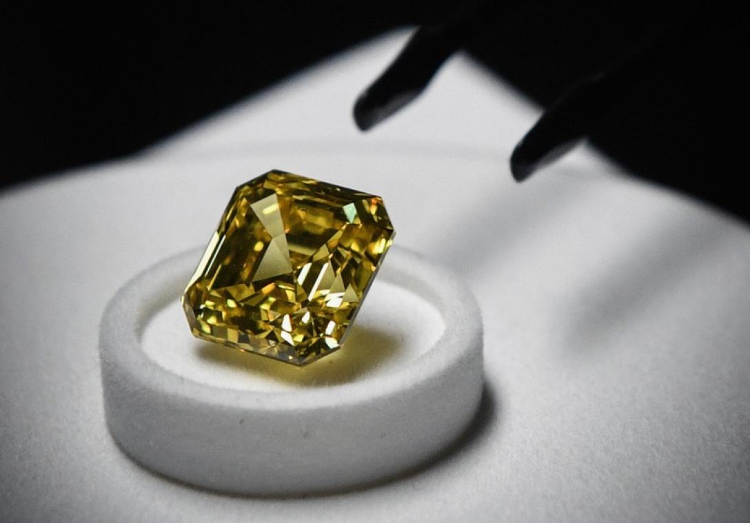 BIZAR. Vrouw vindt diamant van 3,72 karaat... terwijl ze Youtube-video kijkt over diamanten spotten