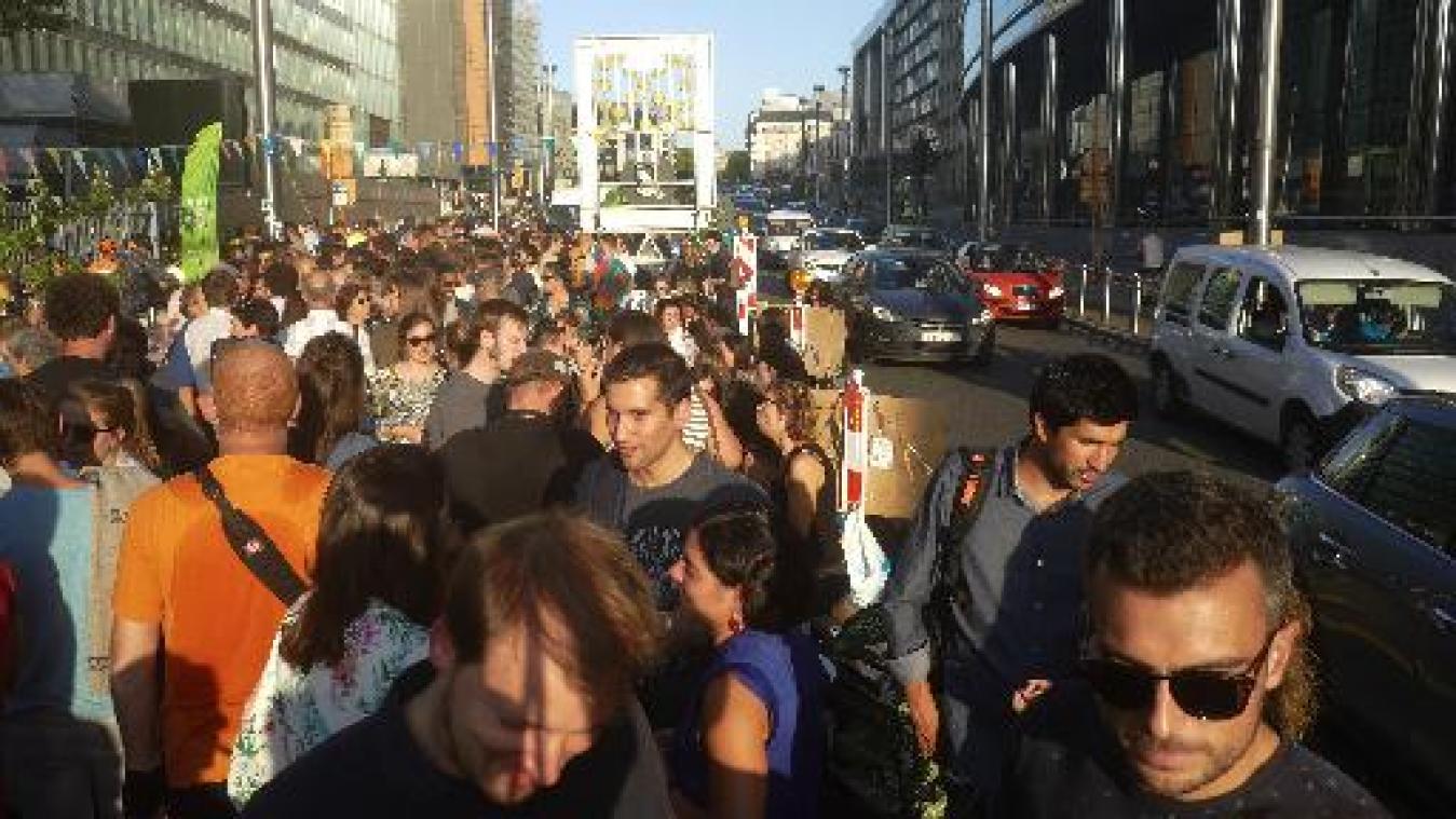 Zo'n 700 mensen aperitieven op Wetstraat in Brussel voor betere luchtkwaliteit
